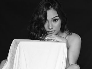 free webcam chat AmyZuri