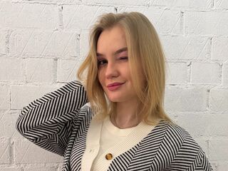 cam girl playing with vibrator CamillaCapoccia