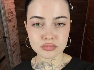 camslut showing tits CarmenFurmanik