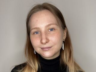 cam girl playing with dildo ChantellHammett