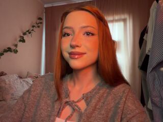 naughty cam girl fingering shaved pussy DianniLinell