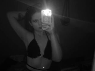 cam girl fingering DoloresHuesing