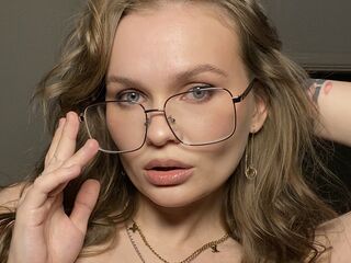 naughty cam girl fingering shaved pussy KattyWests