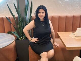 masturbating cam girl LuisaMiller