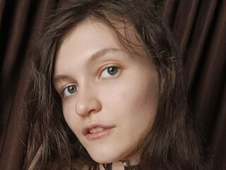 naughty cam girl fingering shaved pussy MillieStrife