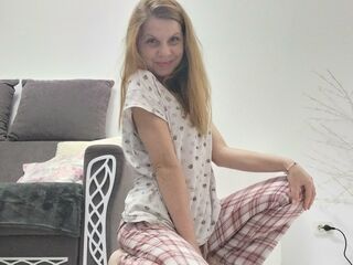 cam girl playing with vibrator RoxyLorie