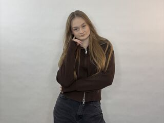 live webcam performer SigneKeatley